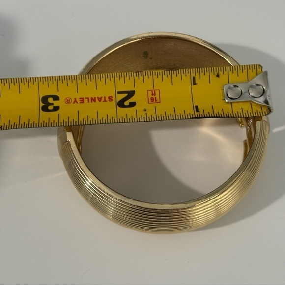 Vintage gold tone unsigned clamper bracelet - Picture 5 of 10